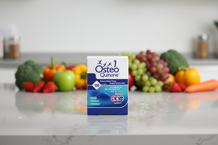 قرص استئوکینون برای سلامت استخوان‌ ها روی سطح مرمر سفید